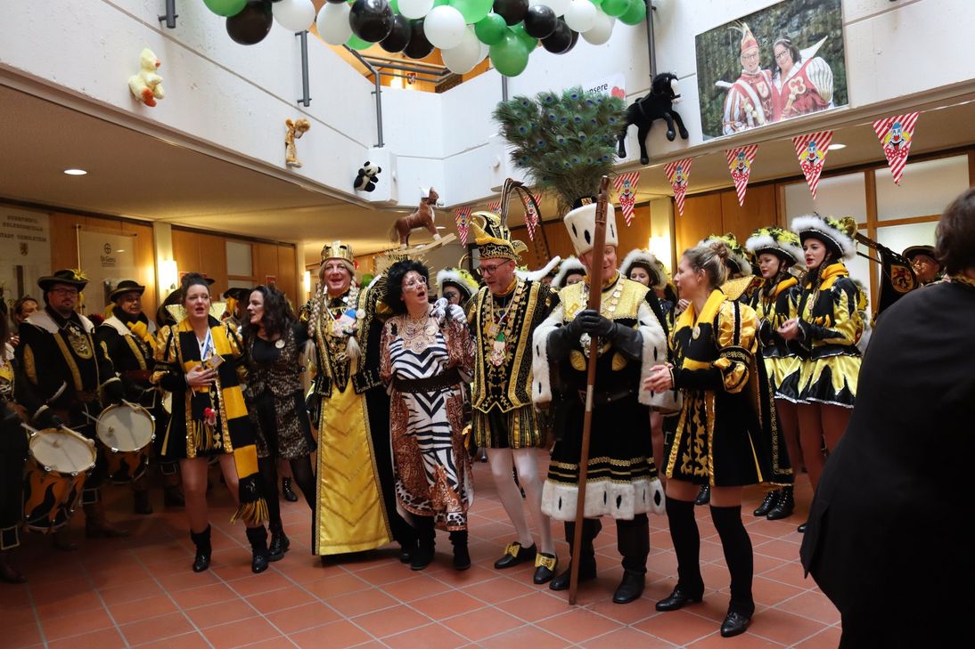 Gerne schunkelt die Obermöhne mit dem Gerolsteiner Dreigestirn, Prinz Frank I., Bauer Karsten und Jungfrau Joana.