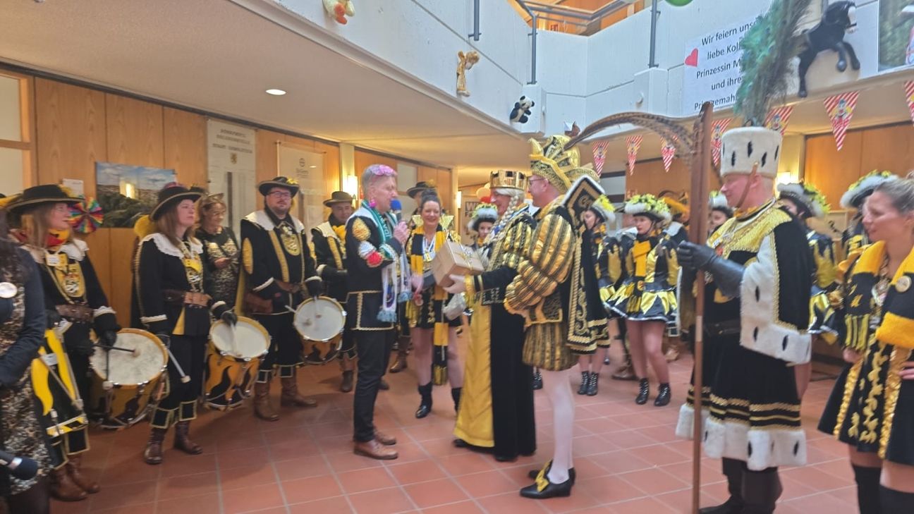 Ein Päckchen faire Kamellen überreichte der Bürgermeister, Hans Peter Böffgen.