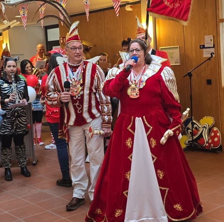 Prinzessin Maria II. kam mitsamt Prinz Kelly und Gefolgeschaft aus Walksdorf ins Rathaus. Bürgerlich ist sie Standesbeamtin, aber Prinzessin sein, davon hat sie schon lang geträumt.