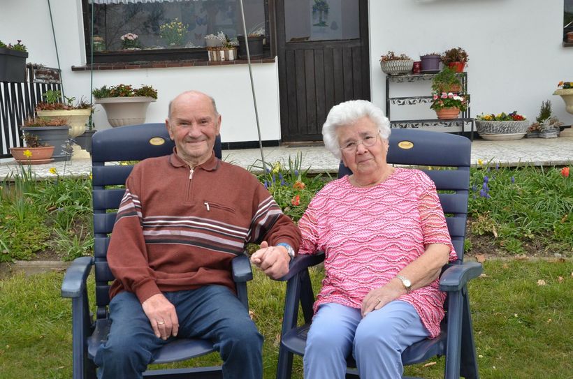 Vor oder auf ihrem Blumenhügel, liebevoll »Hövvel« genannt, verbringen Anna und Alois Kell, das »Schuster«-Ehepaar aus Eicherscheid, viele Stunden und genießen es, gemeinsam alt werden zu dürfen. Foto: T. Förster