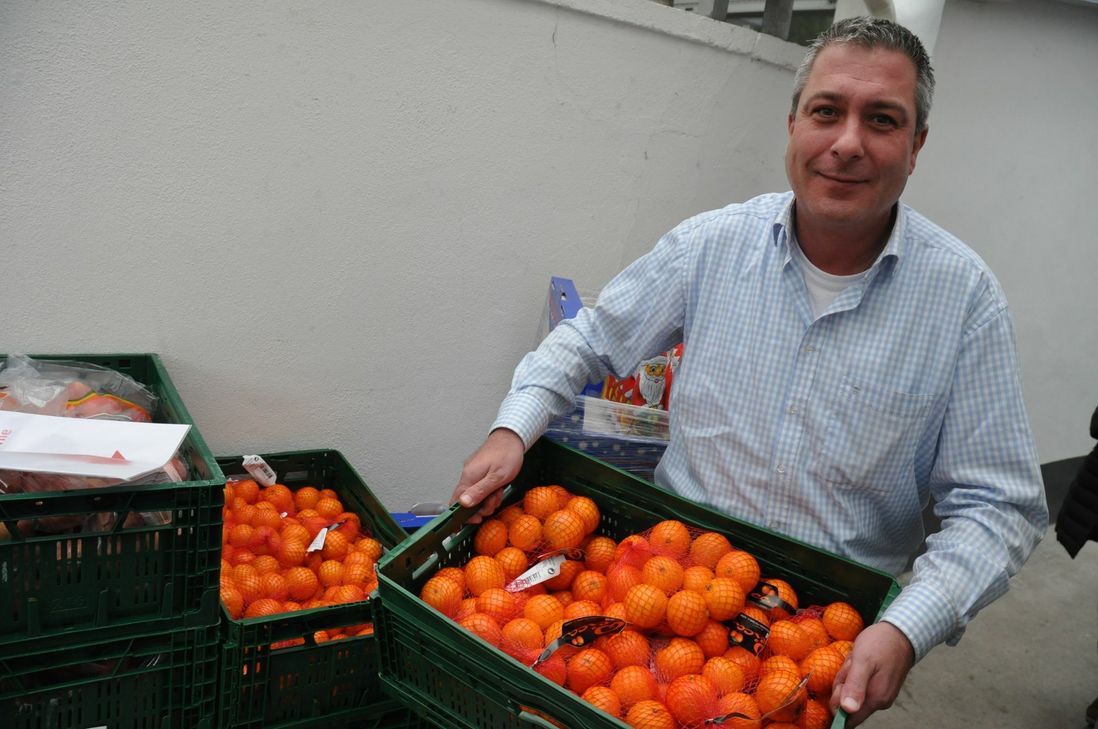 Mandarinen "en masse" sortiert Mediaberater Frank Brilatus für die fleißigen Stiefel-Bastler.