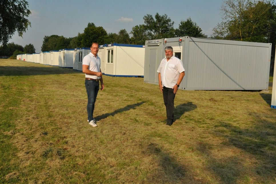 VG-Bürgermeister Jörg Lempertz (links) und der Beigeordnete der Stadt Mendig, Achim Grün, verschafften sich in der Aufbauphase einen Überblick über die Notunterkünfte.