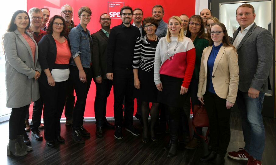 Vorstand der Trierer SPD (von links nach rechts): Asia Afridi, Bastian Kertels, Matthias Fritz, Dr. Regina Bux, Hubert Weis, Julia Bengart, Andreas Schleimer, Sven Teuber, Dustin J. Oedekoven, Begoña Hermann, Daniel Demler, Isabell Juchem, Marc Borkam, Carola Siemon, Marco Marzi, Dorothea Seiler, Dr. Anke Sonnenschein, Jens Mühlenfeld). Foto: SPD Trier