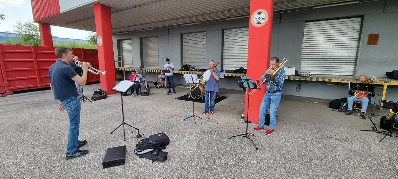 Coronabedingt proben die Kaller Musiker unter der Leitung von Dirigent Peter Blum derzeit freitags auf dem Gelände des Möbelhauses Brucker. Foto: Stefan Reinders