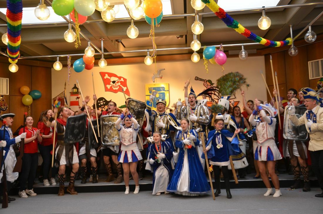 Ein tolles Programm bieten die Karnevalsgesellschaften bei der Erstürmung der Rathäuser - hier ist das Dreigestirn der »Klev Botze« im Vorjahr außer Rand und Band. Foto: T. Förster