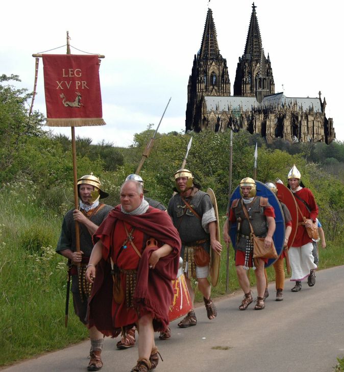 Gut zu Fuß muss man sein, wenn man die Herausforderung des Megamarsches auf dem Römerkanal-Wanderweg bestehen will. mn-Fotomontage