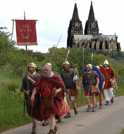 Gut zu Fuß muss man sein, wenn man die Herausforderung des Megamarsches auf dem Römerkanal-Wanderweg bestehen will. mn-Fotomontage