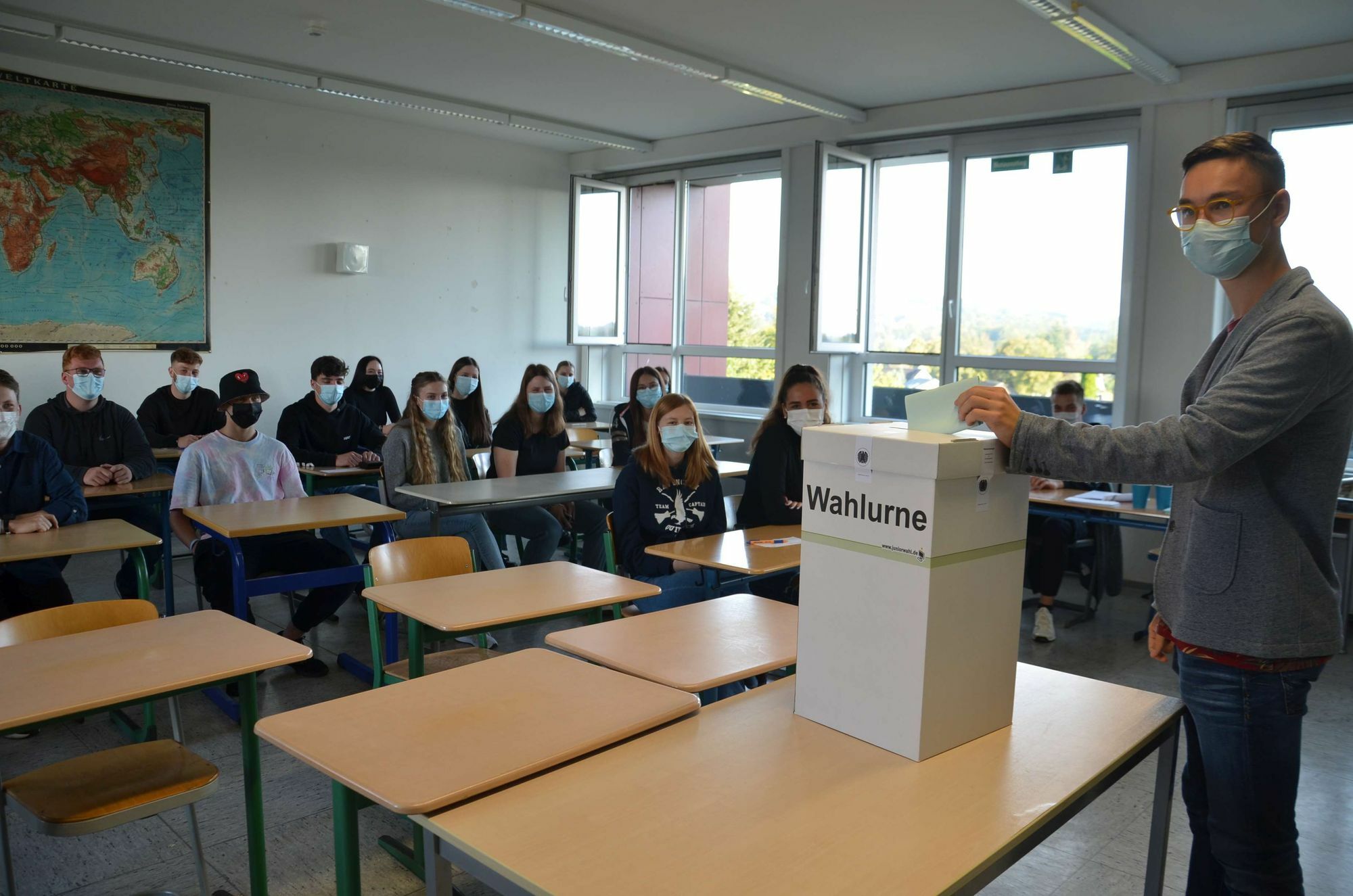 »Wahlleiter« Mika Indenhuck ist einer von über 300 Schülern am Monschauer Gymnasium, die ihre Stimme bei der Juniorwahl abgegeben haben. Foto: T. Förster