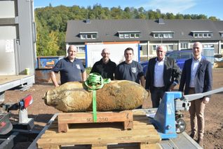 Die Feuerwerker Kurt Mazzucco (v.l.), Marco Ofenstein und Patrick Schweitzer sorgten bei Stadtbürgermeister Friedhelm Marder und VG-Bürgermeister Thomas Scheppe nach getaner Arbeit für Erleichterung. Foto: Mager