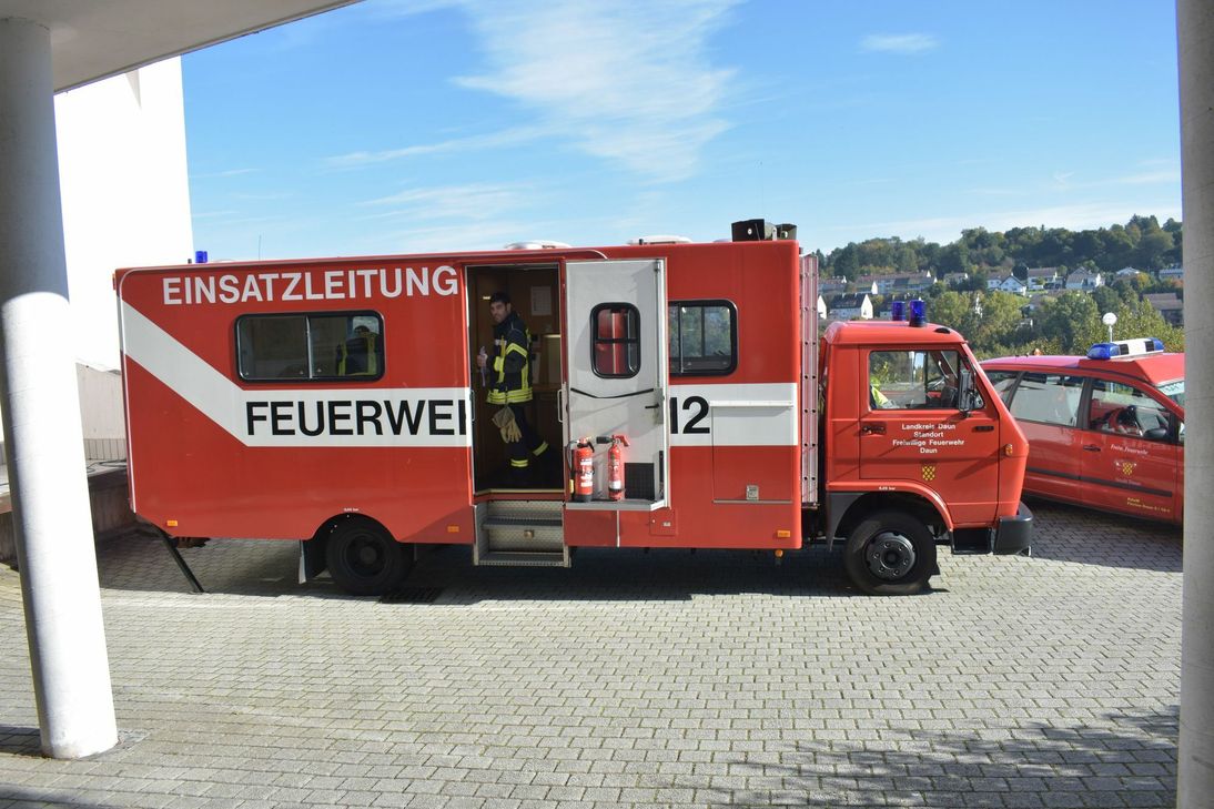 Hinter dem Forum Daun hatte die Feuerwehr ihren Einsatzleitwagen positioniert. Foto: Mager