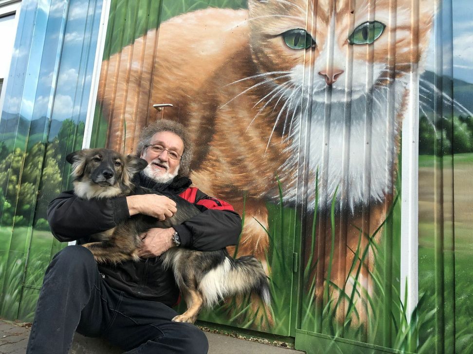 Rainer Bauer, Vorsitzender des Tierschutzvereins Mechernich, befürchtet, dass der arme Rentner sich die neue Notdienstgebühr nicht leisten kann und deshalb mit dem Tierarztbesuch bis zur regulären Sprechstunde wartet.