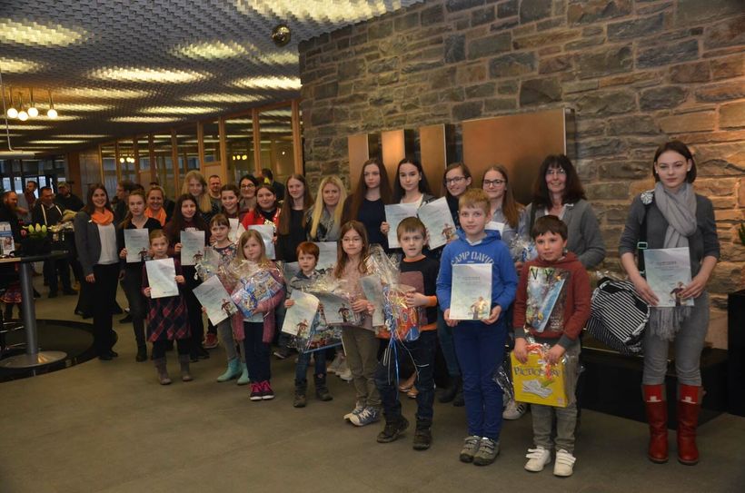 Sarah Gohlke (l.) und Sabine Berners (3.v.l.) nahmen über 120 Einsendungen für den Wettbewerb »Jugend creativ« der Raiffeisenbank Simmerath entgegen. Jetzt wurden die Sieger geehrt. Foto: T. Förster
