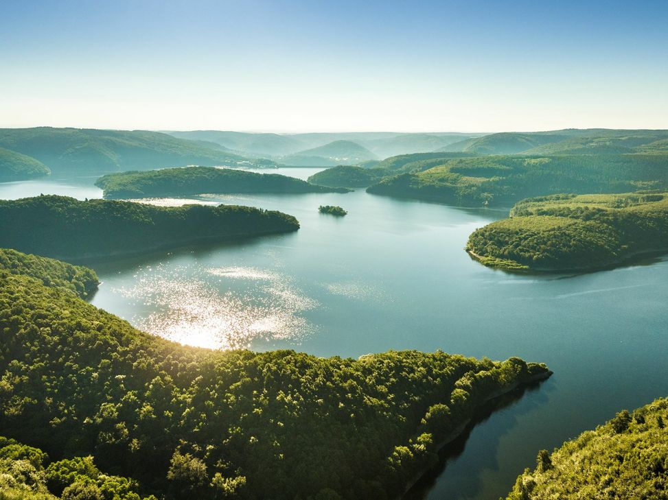 Der „Amazonas der Eifel“: Regisseur Rolf J. Möltgen portraitiert die atemberaubende Seenlandschaft der Nationalpark-Region. (Foto: D. Ketz / StädteRegion Aachen)