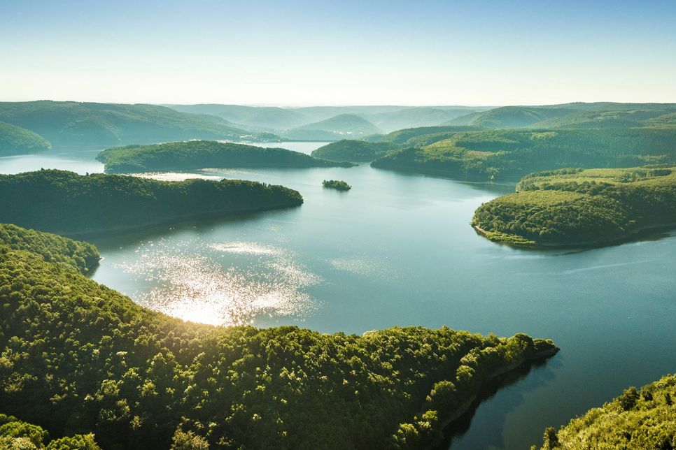 Der „Amazonas der Eifel“: Regisseur Rolf J. Möltgen portraitiert die atemberaubende Seenlandschaft der Nationalpark-Region. (Foto: D. Ketz / StädteRegion Aachen)