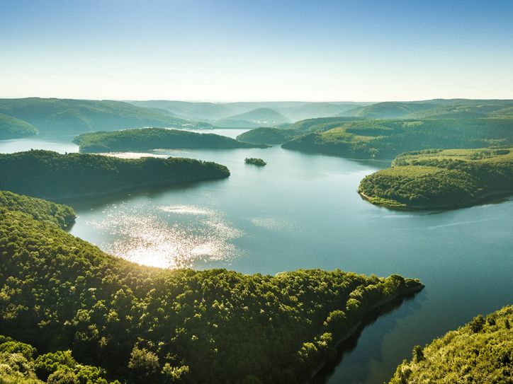 Der „Amazonas der Eifel“: Regisseur Rolf J. Möltgen portraitiert die atemberaubende Seenlandschaft der Nationalpark-Region. (Foto: D. Ketz / StädteRegion Aachen)