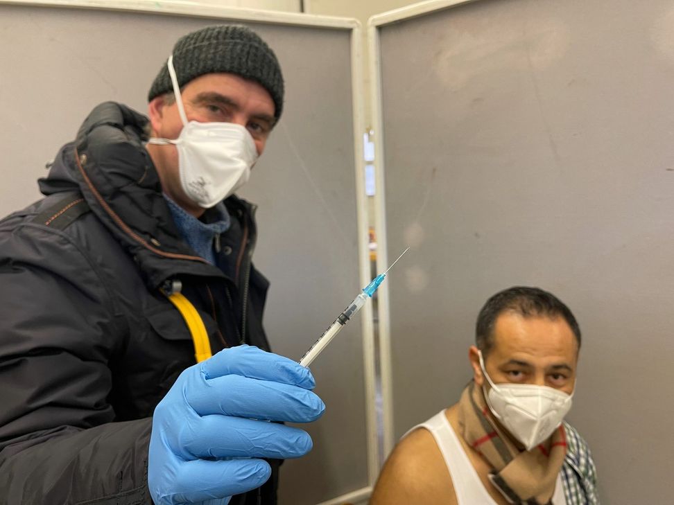 Das RKI rät dringend zur Impfung gegen das Corona-Virus. Dr. Marcus Ackermann (Foto) impft aktuell an verschiedenen Orten im Kreis Cochem-Zell. Foto: Zender