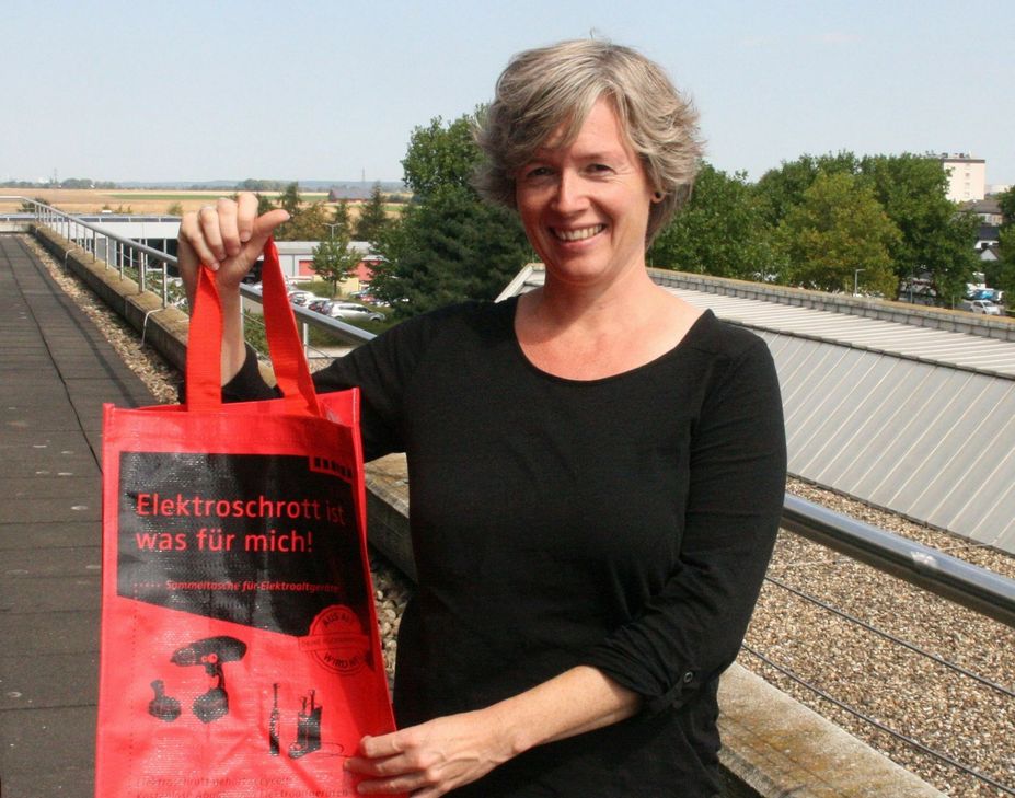 Die Abfallberaterin des Kreises Euskirchen, Karen Beuke, stellt die neuen Sammeltaschen für Elektrokleingeräte vor. Foto: Lothar Mehren / Abt. 60, Kreis Euskirchen
