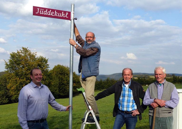 Alte Flurnamen bringt der Kesternicher Heimatverein in Erinnerung. Zuletzt jetzt die »Jüddekuhl«, wo Ortsvorsteher Sascha Schmitz (l.), Richard Braun, Friedel Küpper und Ernst Wilden (r.) letzte Hand anlegten. Foto: Hoffmann