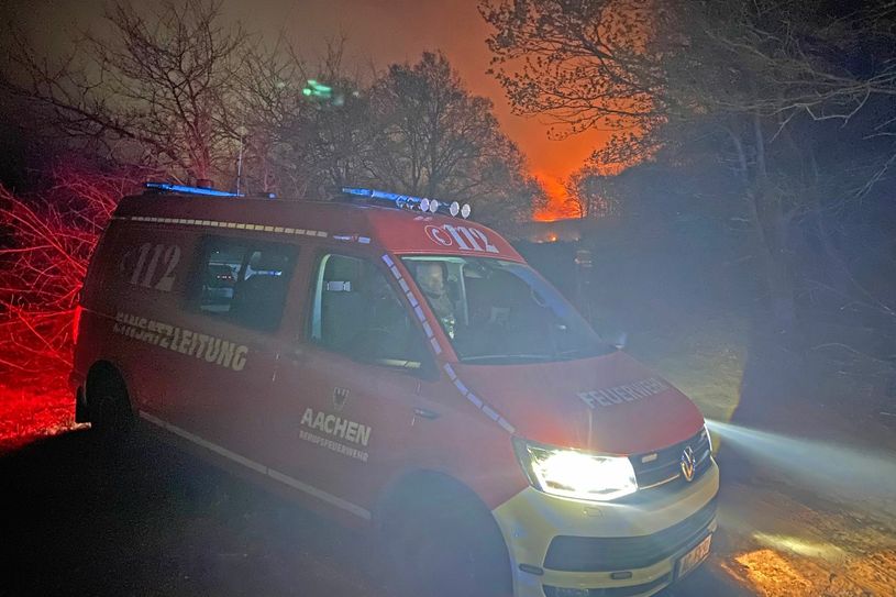 Insgesamt 91 Wehrleute aus Stadt und StädteRegion Aachen waren in der Nacht vom 20. auf den 21. April im niederländischen Naturschutzgebiet Meinweg nahe der limburgischen Ortschaft Herkenbosch im Einsatz um dort den großen Waldbrand zu bekämpfen. Foto: Dirk Zirbes