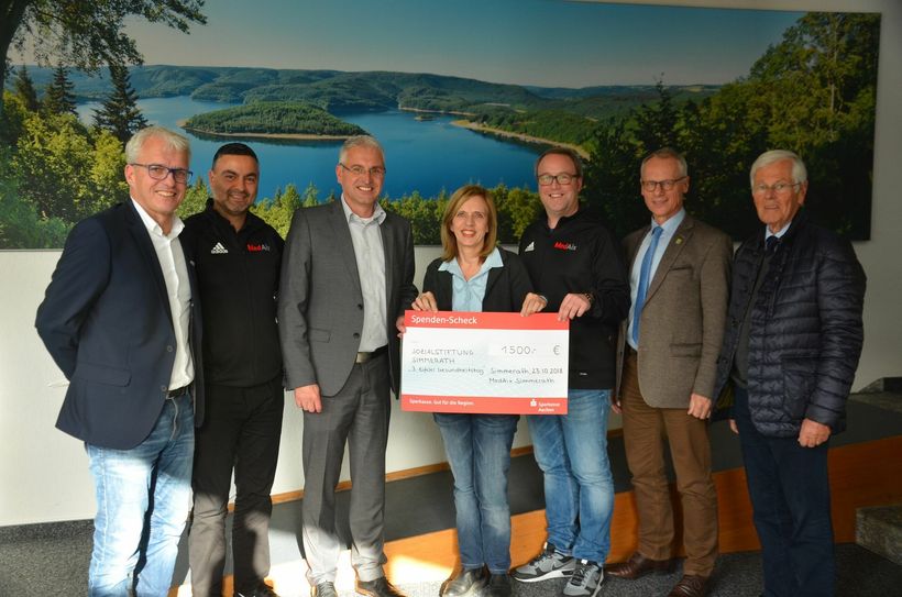 Vertreter von MedAix und WochenSpiegel überbrachten 1500 Euro an die Sozialstiftung Simmerath. Foto: T. Förster