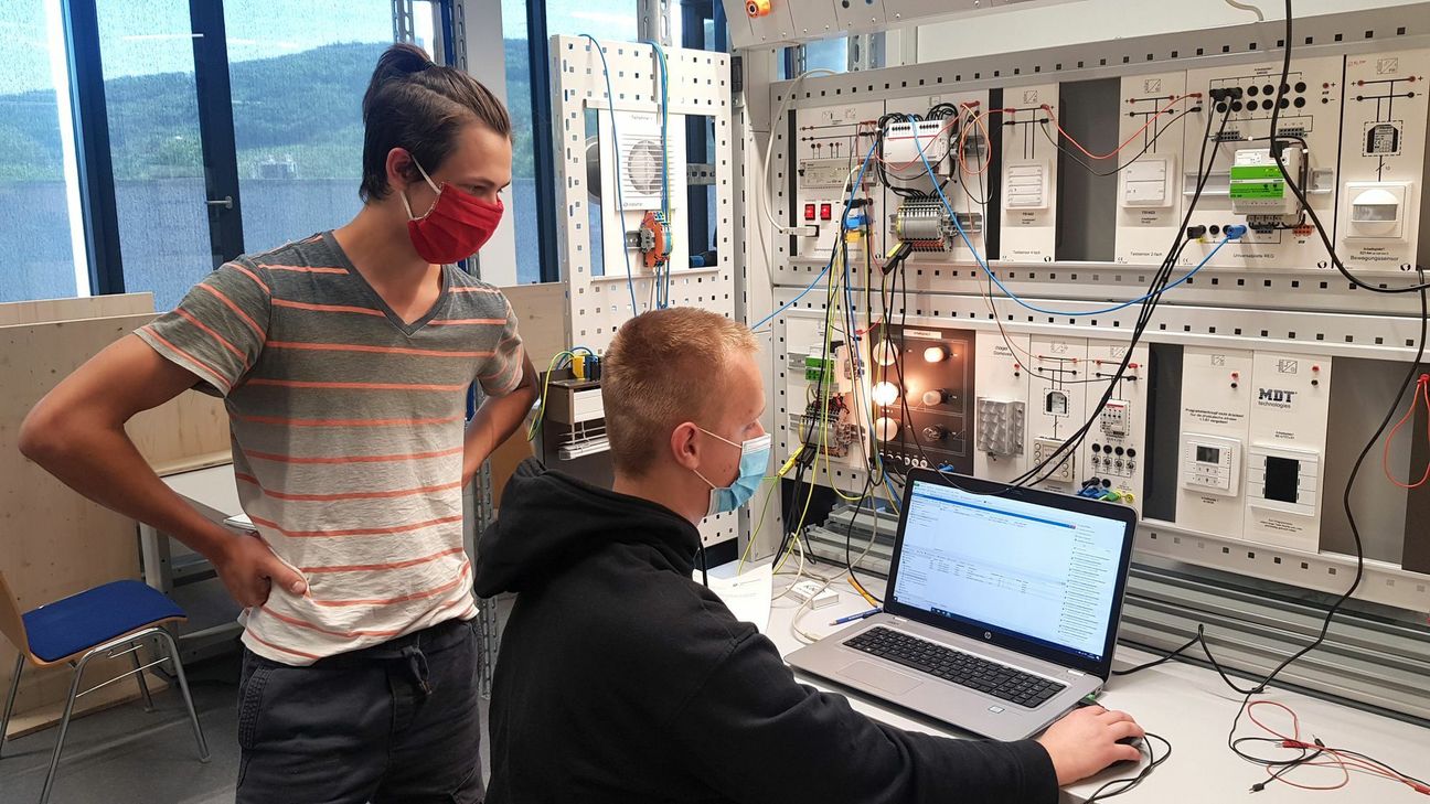 Von links: Paul Kuczinski aus Wittlich und Michel Gramse aus Trier, beide Elektrotechniker für Energie- und Gebäudetechnik im dritten Lehrjahr bei der Programmierung von Gebäudeautomatisierung. Foto:HWK