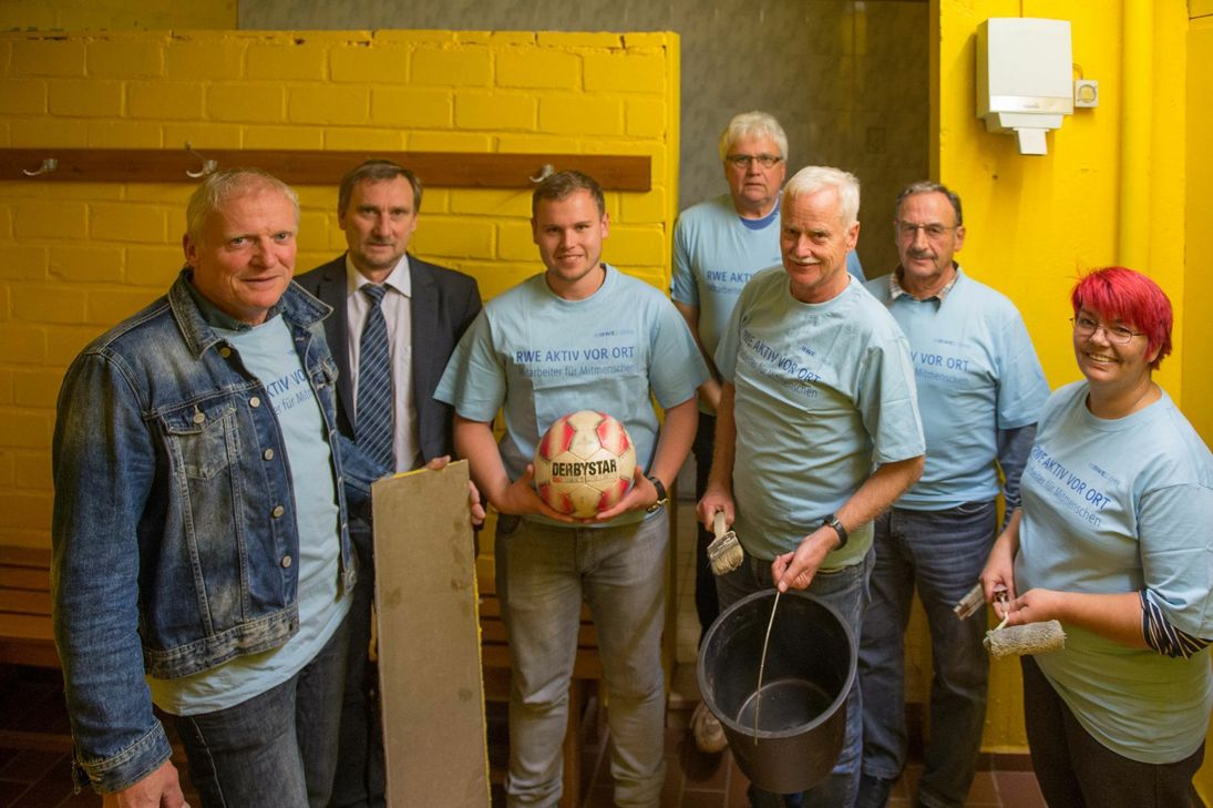 Mitglieder des SSC Schwerfen sanierten mit finanzieller Unterstützung von „innogy“ und der Stadt Zülpich in Eigenregie die Dusch- und Umkleidekabinen. Foto: Steinicke