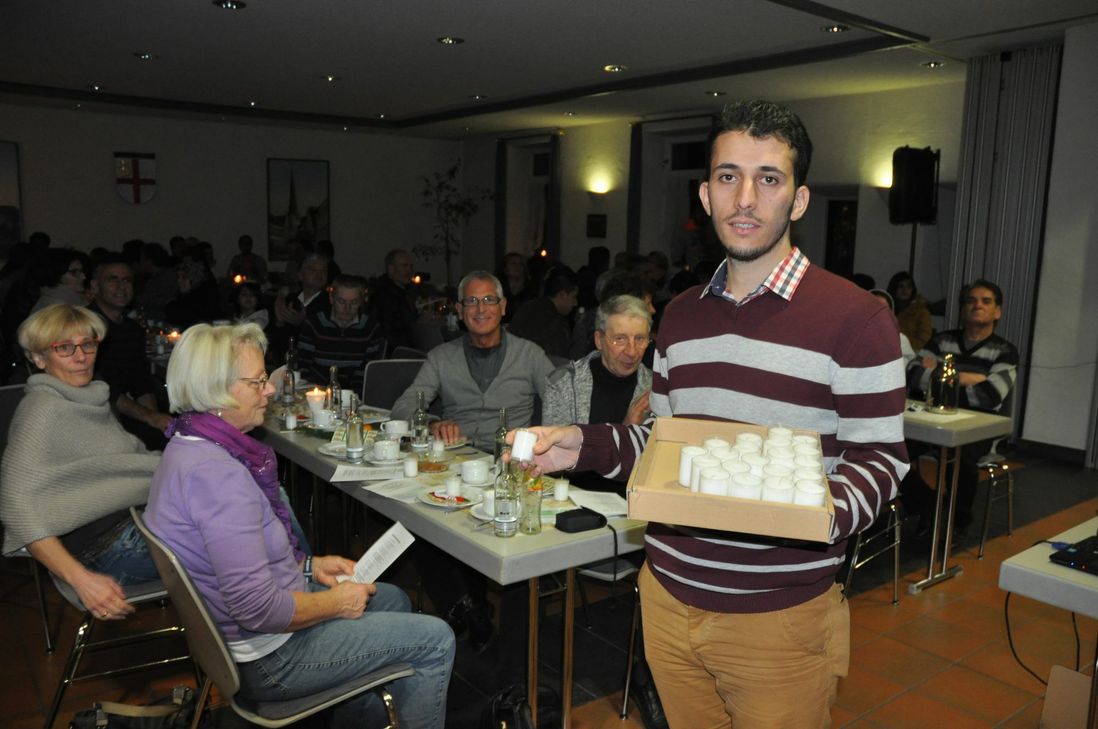 Abu Bakh verteilte an die Gäste des Begegnungsfestes Kerzen - symbolisch für ein Licht der Hoffnung.