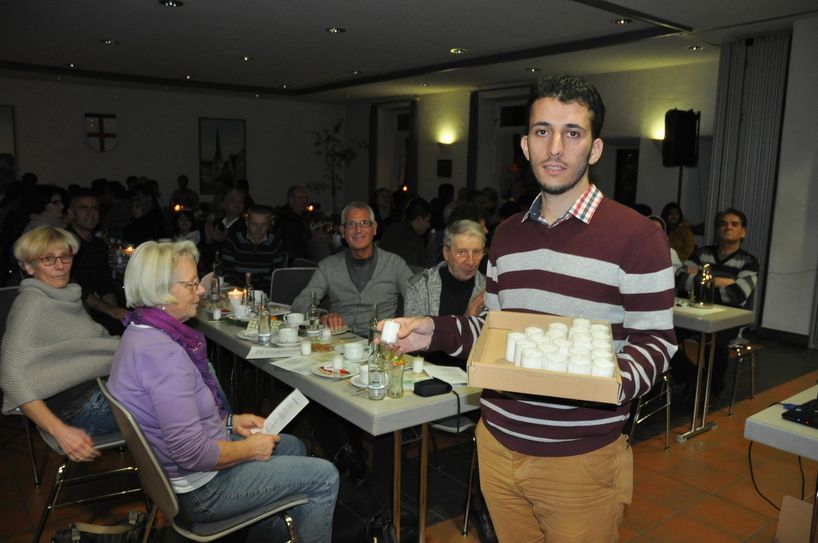 Abu Bakh verteilte an die Gäste des Begegnungsfestes Kerzen - symbolisch für ein Licht der Hoffnung.