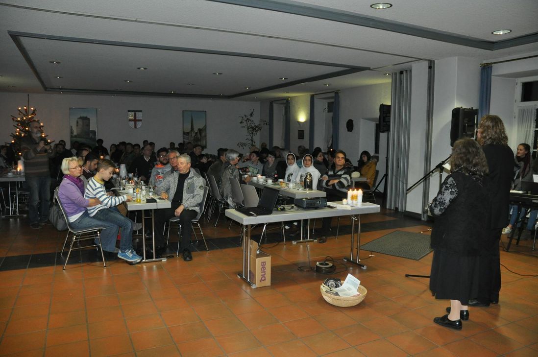 Im Rahmen eines Begegnungsabends haben Flüchtlinge und Einheimische gemeinsam gefeiert.