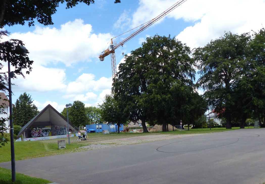 Auf dem Dorfplatz vor dem Musikpavillon sollen neue Parkflächen (insgesamt 54 Stellplätze) geschaffen werden.