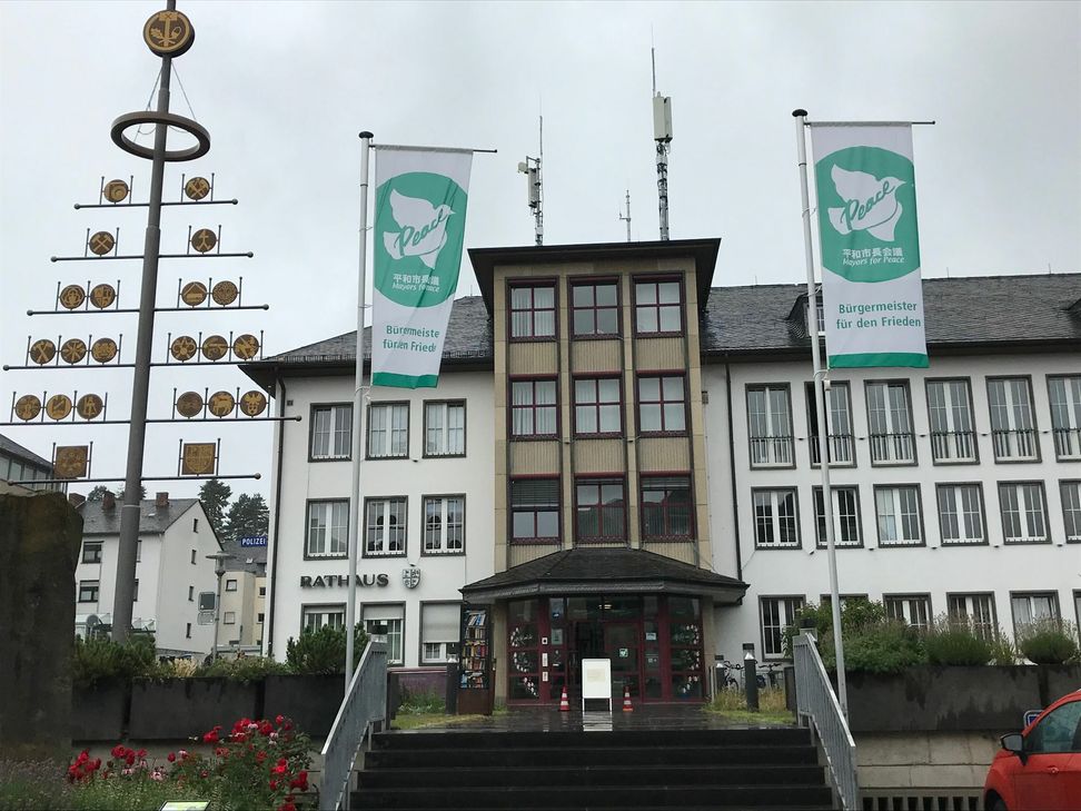 Die Flaggen der „Mayors for Peace" sind vor dem Rathaus gehisst. Foto: Kruft