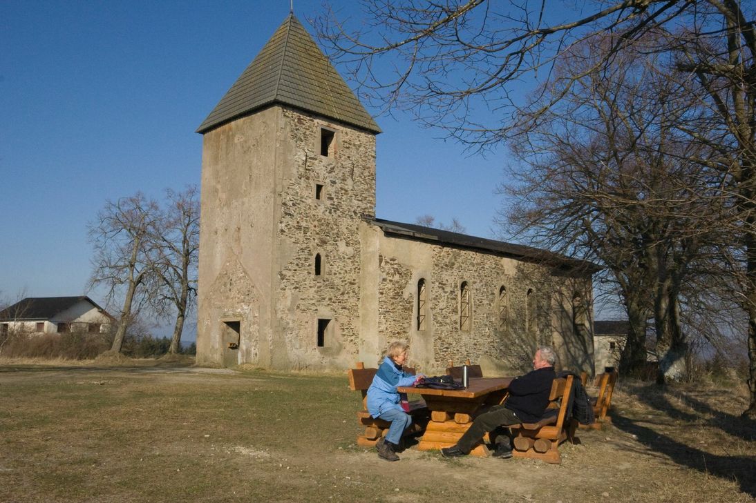 Die Kirche der Wüstung Wollseifen, eines der wenigen Gebäude, die dem ehemaligen Dorf erhalten blieben. Nach der Öffnung der Dreiborner Hochfläche durften die ehemaligen Bewohner endlich wieder den Ort besuchen.