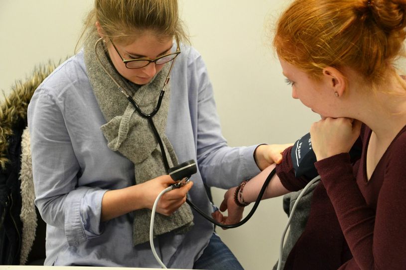 Reinschnuppern und informieren: Das Mutterhaus bietet an, medizinische Berufe kennenzulernen. Foto: FF