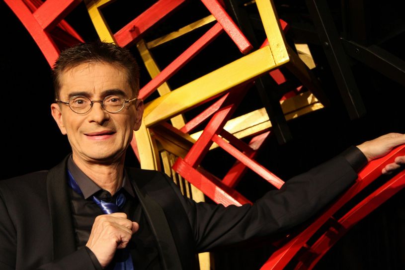 Mit nur einem Stuhl in der Hand hält Mathias Richling der Gesellschaft einen kabarettistischen Spiegel vor. Foto: BüroMR