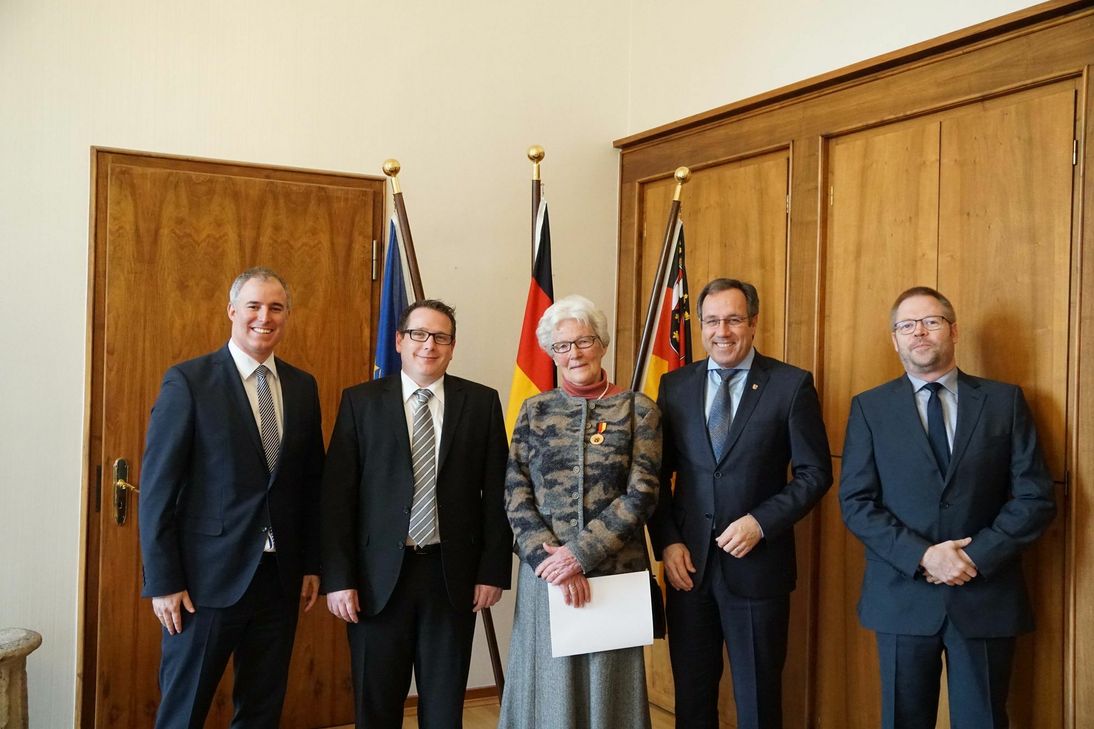 Dennis Junk, Bürgermeister der Verbandsgemeinde Wittlich-Land, ADD-Präsident Thomas Linnertz, Ingeborg Sliwka, Landrat Gregor Eibes und Ortsbürgermeister Stefan Koch. Foto: FF