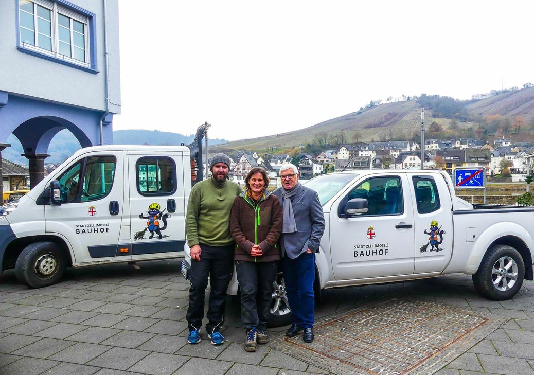 Stadtbürgermeister Hans Schwarz (rechts) begrüßte die neue "Mitarbeiterin".