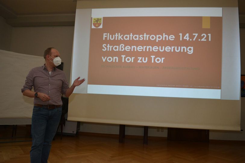 City-Manager  Dr. Sven Wörner moderierte die Bürgerworkshops, die am vergangenen Samstag im Ratssaal Bad Münstereifel stattfanden. Foto: Scholl
