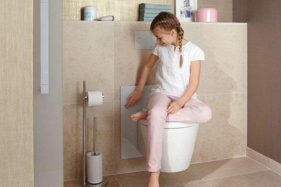 Lohnenswerte Anschaffung: Beim höhenverstellbaren WC findet jede Generation stets die für sie passende Sitzhöhe. Foto: VDS/Viega