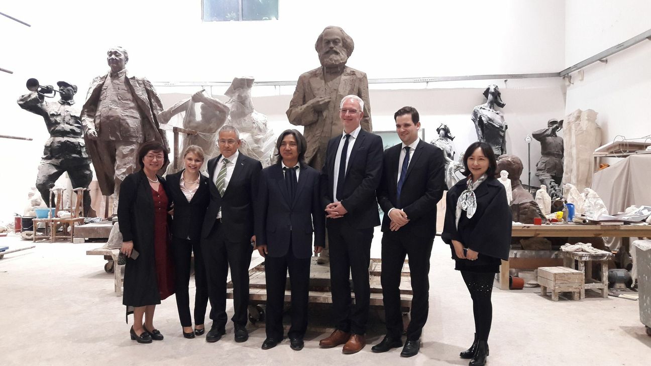 In Peking besuchte die Trierer Delegation den Künstler Wu Weishan in seinem Atelier und begutachtete ein Tonmodell der Marx-Statue, die in Trier aufgestellt werden soll. Foto: Presseamt Trier