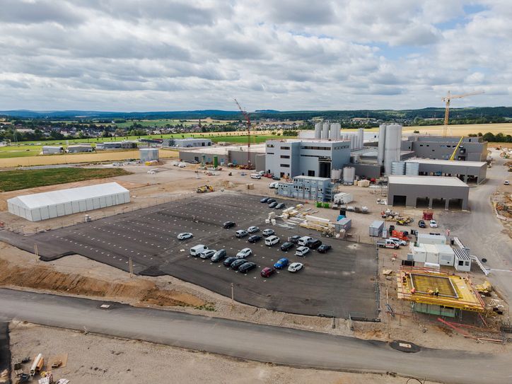 Für die künstliche Beregnung von Feldern in der trockenen und niederschlagsarmen Zülpich-Euskirchener Börde könnte die im Gewerbegebiet Mechernich-Obergartzem III entstehende Großmolkerei der Hochwald Foods GmbH 2,5 Millionen Liter gereinigtes Molkereiabwasser täglich liefern. Foto: Hochwald/pp/Agentur ProfiPress