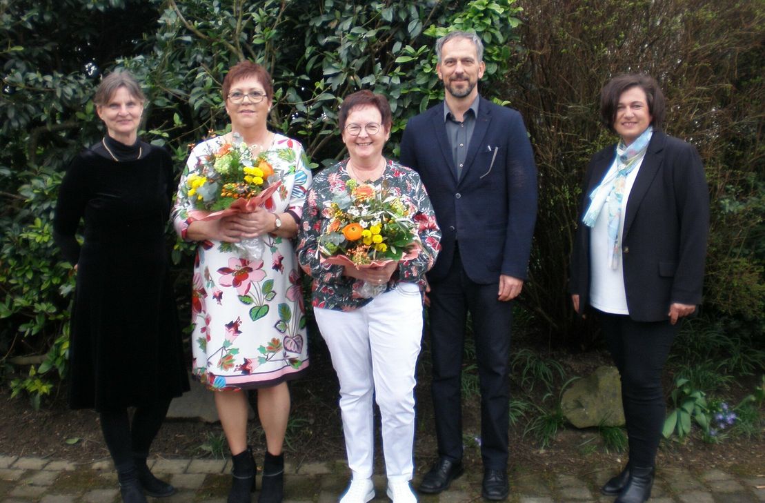 V.l.: Victoria Müller-Ensel (Caritasdirektorin), Elvira Breit und Elsbeth Kochhan (Neu-Ruheständlerinnen), Mario Forsch (Verwaltungsleiter), Ilona Besha  (Caritas-Dienststellenleiterin für Simmern/Boppard).