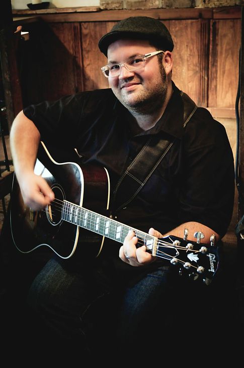 Er hat alle Klassiker, von den Fööss bis zu den Höhnern, im Gepäck: Björn Heuser kommt anlässlich des Straßenmarktes  nach Zülpich. Foto: Ela Zander