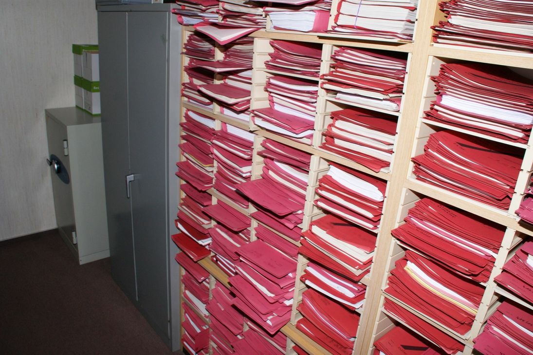 Hochsicherheitstrakt:  Der Asservatenraum der Trierer Steuerfahndung ist besonders geschützt. Nur wenige Steuerfahnder haben Zutritt zu dem Raum im dritten Obergeschoss. In den Fächern liegen hunderte roter Ordner. In jedem ist ein Ermittlungsfall enthalten. Außen auf dem Deckel steht jeweils die Steuerfahndungslistennummer.