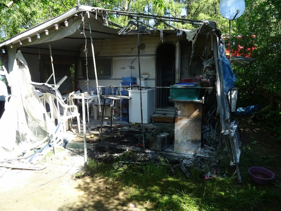 Das Vorzelt wurde vom Brand zerstört. Foto: Polizei