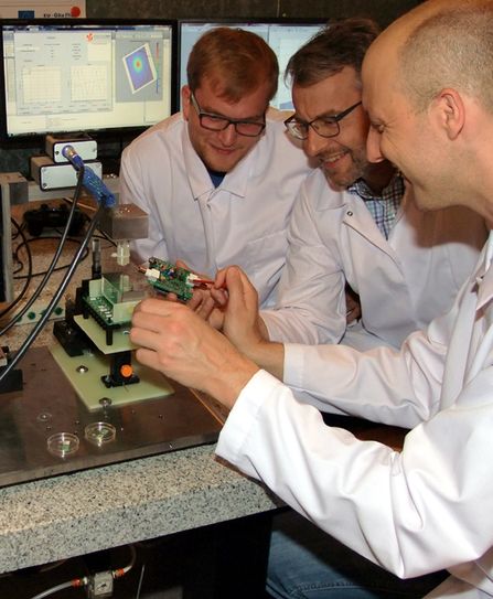 Studiengangsleiter Klaus Peter Koch (M.), Wissenschaftler Michael Schweigmann (r.) und Student Björn Hagenbeck (l.) an ihrem Prüfaufbau zur Messung der Stromverteilung an Teststrukturen zur Stimulation. Foto: FF