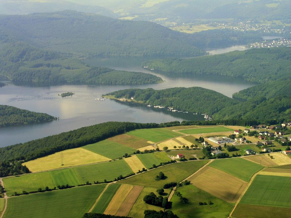 Was so beschaulich wirkt, hat doch viele unglaubliche Geschichten zu bieten. Diese geben die historisch interessierten Heimatkundler Konrad und Benedikt Schöller über ihre Heimat Schmidt zum Besten.Foto: Adalbert van Londen