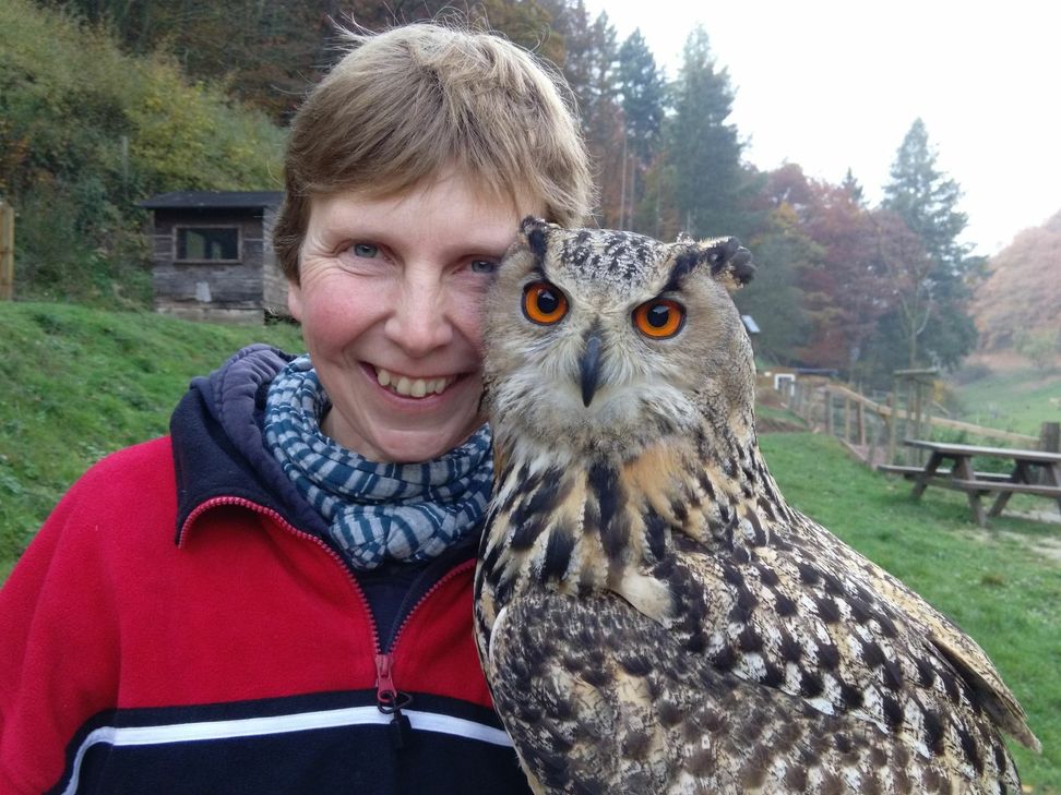Zoopädagogin Tamara Kalmbach mit Furby, einem Europäischen Uhu. Foto: Johannes Steffen