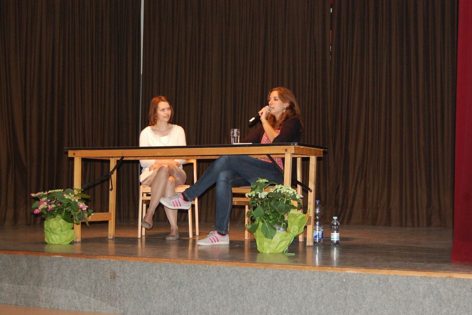 Rasha Khayat (rechts) im Gespräch mit Lehrerin Maxi Danz , Initiatorin der Lesung in Saarburg und den Berufsschülern. Foto Friedrich