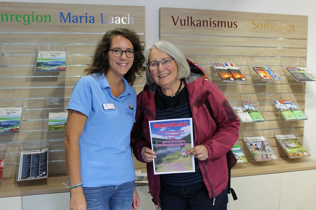 Sarah Schote (links) überreichte Ellen Bay einen Gutschein für einen Wochenend-Aufenthalt in einer 3-Sterne Ferienwohnung in der Vulkanregion Laacher See.