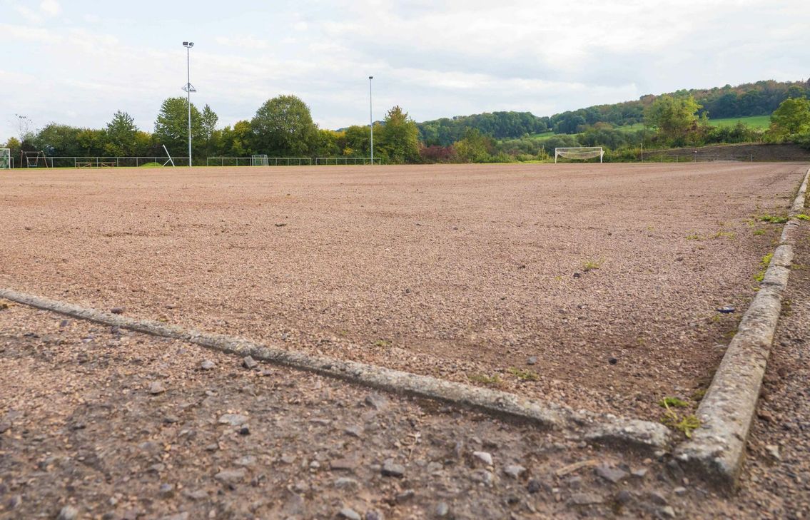 Der Hartplatz, auf dem derzeit gespielt wird, wurde 1975 angelegt und ist dringend sanierungsbedürftig. Foto: Willems